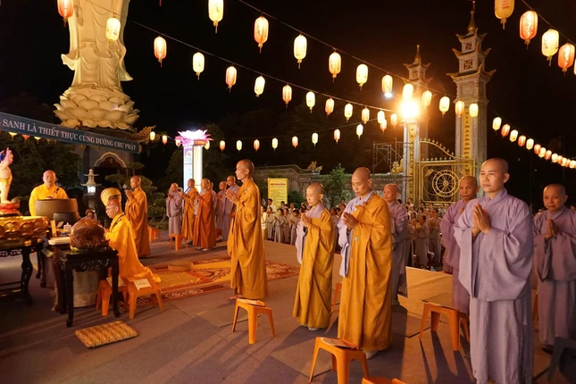 Thượng tọa Thích Thông Đạo cùng chư Tăng Ni tham dự khóa lễ Thượng tọa Thích Thông Đạo cùng chư Tăng Ni tham dự khóa lễ