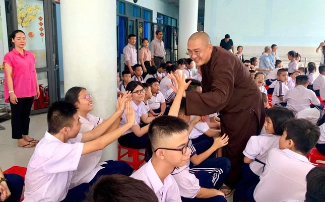 Đại đức Thích Thông Chấn giao lưu cùng các em học sinh khuyết tật Trường Hy Vọng