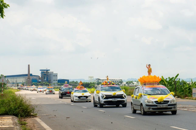 Gần 100 xe hoa di chuyển qua các tuyến đường chính các xã Nho Quan, Gia Tường, Gia Lâm, Phú Sơn, Thanh Sơn, Cúc Phương, Phú Long, Quỳnh kính mừng Phật đản