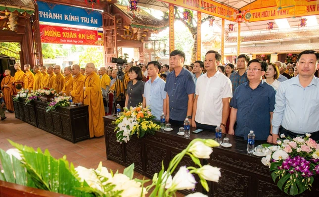 Chư tôn đức, quý quan khách thực hiện nghi thức niệm Phật cầu gia bị, chào Quốc kỳ và Đạo kỳ