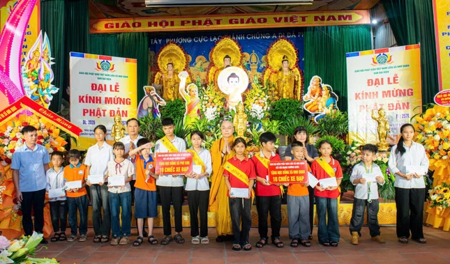 Tặng 80 suất quà đến các em học sinh có hoàn cảnh khó khăn