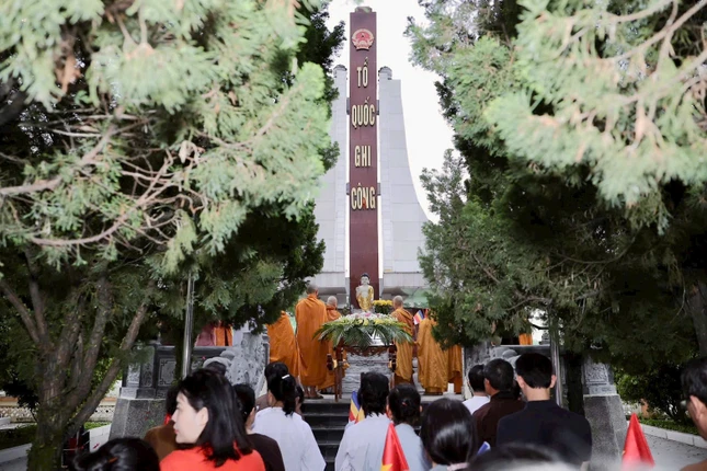 Lễ dâng hương tưởng niệm anh linh các anh hùng liệt sĩ tại Nghĩa trang Liệt sĩ xã Thắng Lợi