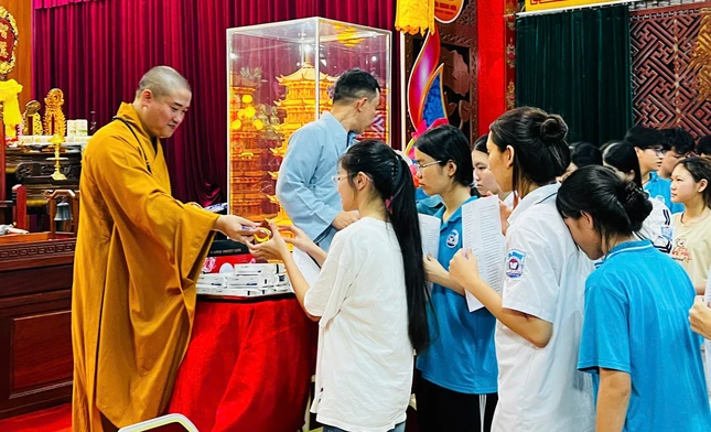 Tặng quà khích lệ tinh thần các em học sinh