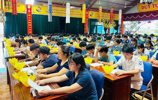 Hơn 200 em học sinh tụng kinh cầu nguyện