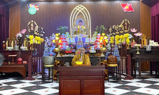 Thượng tọa Thích Thanh Phú chia sẻ với các em học sinh