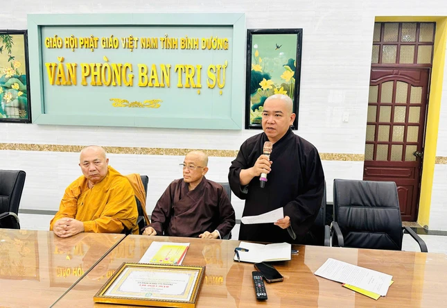 Đại đức Thích Thiện Hưng phổ biến kế hoạch hướng dẫn An cư kiết hạ của Ban Trị sự GHPGVN TP.HCM