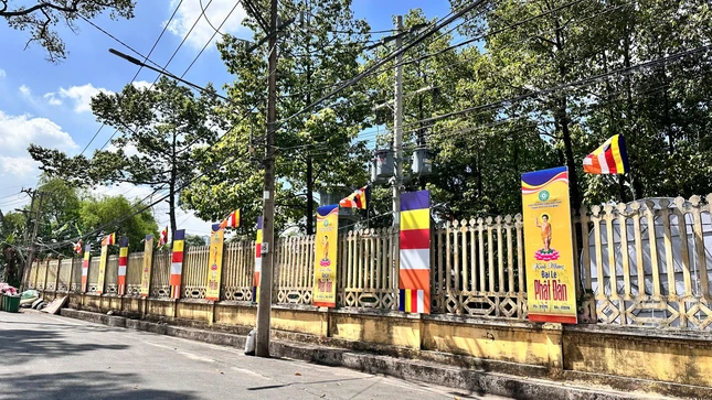 Băng rôn, cờ phướn đã được thiết trí quanh khu vực lễ đài Phật đản tập trung
