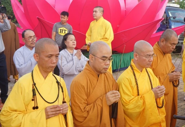 Chư tôn đức dâng hương cầu nguyện Chư tôn đức dâng hương cầu nguyện