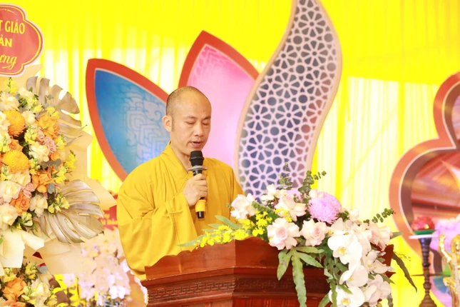 Đại đức Thích Minh Phúc đọc Quyết định thành lập và chuẩn y nhân sự Ban Đại diện Phật giáo liên xã Ý Yên