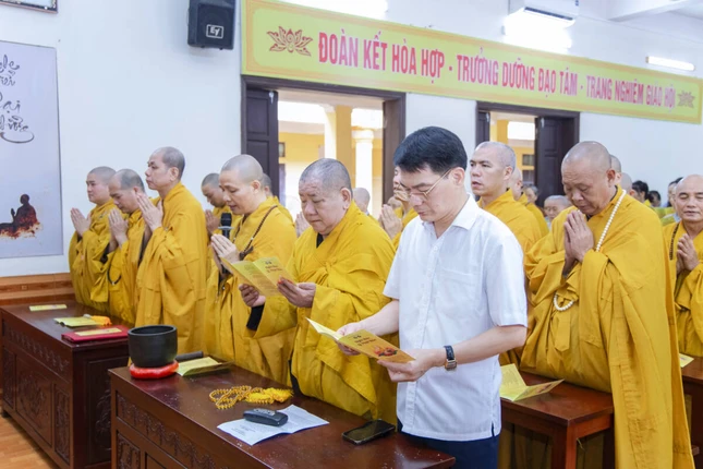 Toàn thể đại chúng trang nghiêm tụng sám Khánh đản