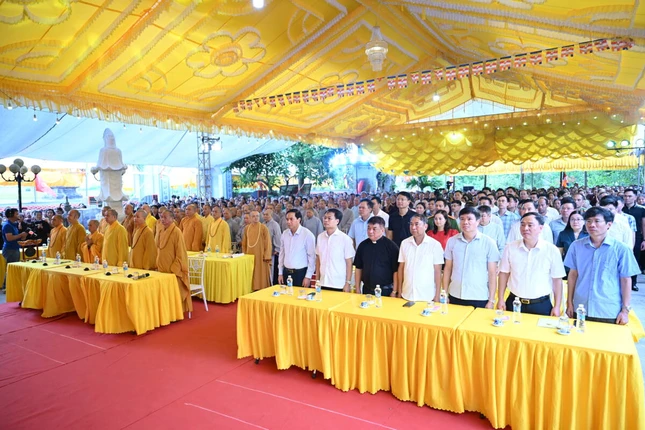 Chư tôn đức, quý quan khách thực hiện nghi thức chào Quốc kỳ và Đạo kỳ