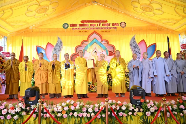 Thượng tọa Thích Thanh Huy trao quyết định chuẩn y nhân sự Ban Đại diện Phật giáo liên xã Ý Yên, nhiệm kỳ 2026-2031