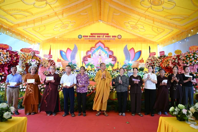 Hòa thượng Thích Quảng Hà tặng quà đến các hộ gia đình có hoàn cảnh khó khăn trên địa bàn