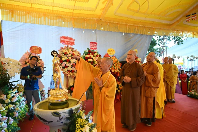 Trang nghiêm khóa lễ Tắm Phật