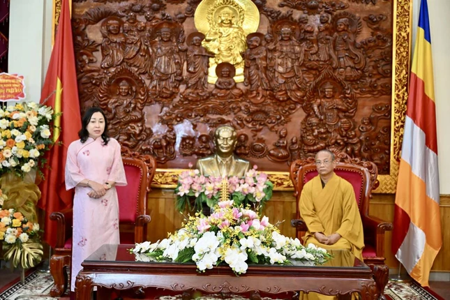 Phó Bí thư Tỉnh ủy, Chủ tịch Ủy ban MTTQVN tỉnh Ninh Bình Định Thị Lụa phát biểu chúc mừng