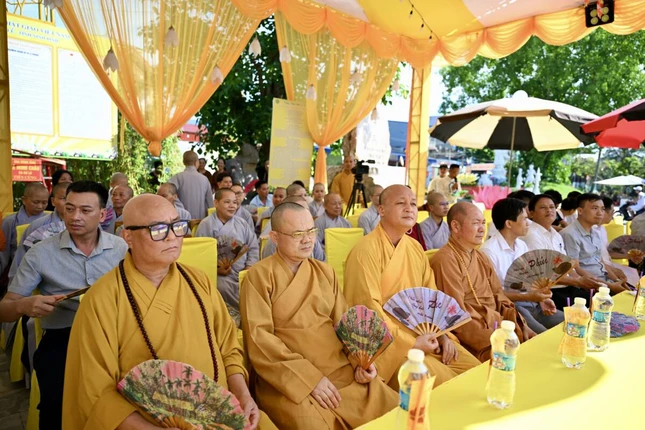 Chư tôn đức, quan khách tham dự tại chùa Cổ Lễ