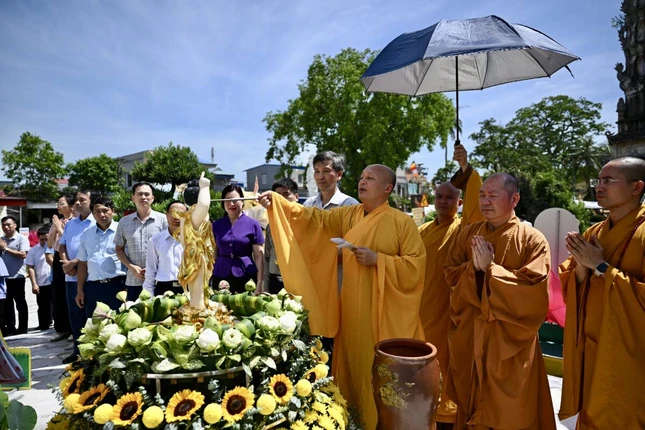 Khóa lễ Tắm Phật