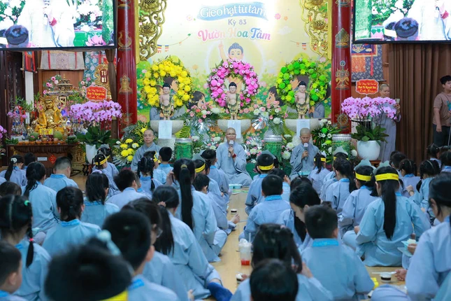 Ni sư Thích nữ Huệ Đức, trụ trì Quan Âm tu viện chia sẻ với các em