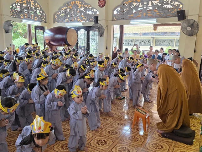 Chư Ni Quan Âm tu viện hướng dẫn các bé tham dự khóa tu cách lễ Phật