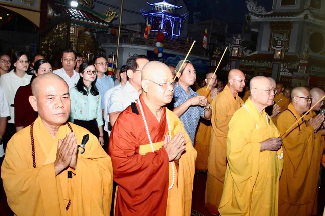 Dâng hương cầu nguyện