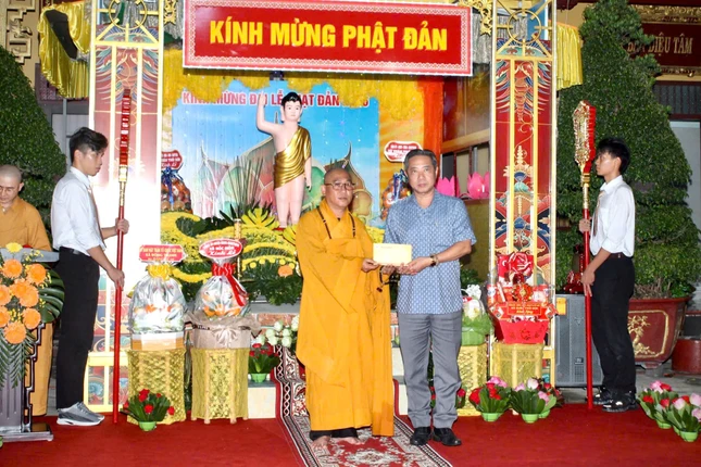 Tặng quà hỗ trợ các hoàn cảnh khó khăn trên địa bàn