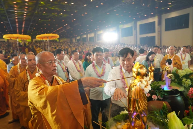 Chư tôn đức, quan khách thực hiện nghi thức Tắm Phật