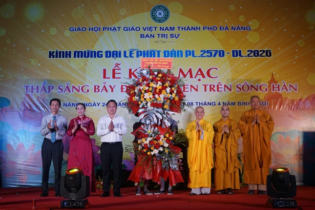 Lãnh đạo chính quyền TP.Đà Nẵng tặng hoa chúc mừng