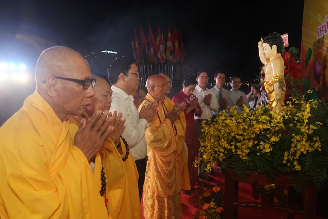 Nghi thức kính mừng Phật đản