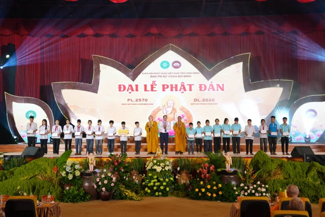 Tặng quà đến các em học sinh vượt khó trong học tập trên địa bàn phường Tây Hoa Lư