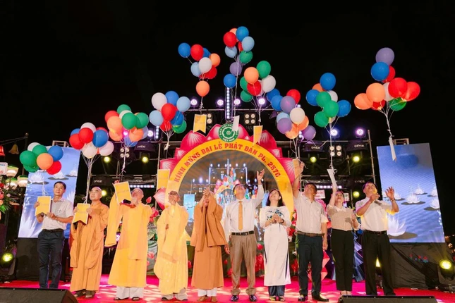 Thả bong bóng cầu nguyện thế giới hòa bình