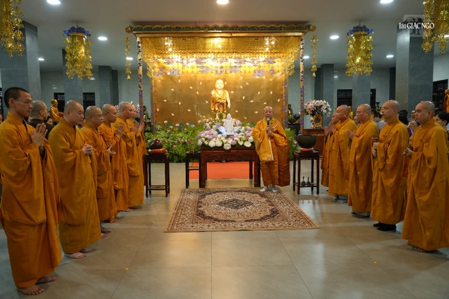Hòa thượng Thích Lệ Trang chia sẻ với đại chúng