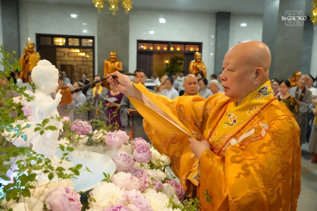 Hòa thượng Thích Lệ Trang cử hành nghi thức Tắm Phật