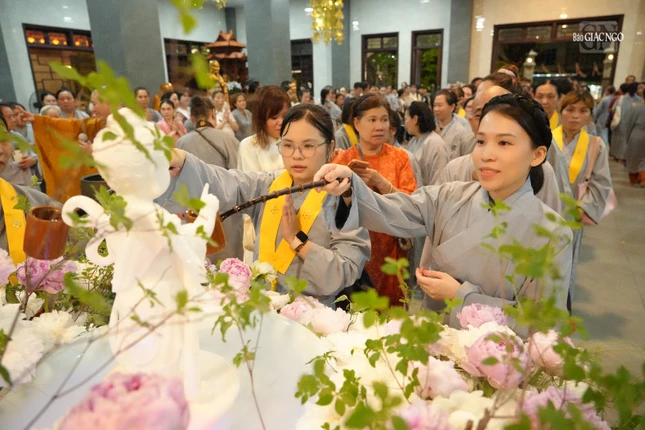 Đông đảo Phật tử về chùa Phổ Quang dự lễ Tắm Phật