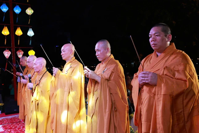 Chư tôn đức dâng hương cúng dường