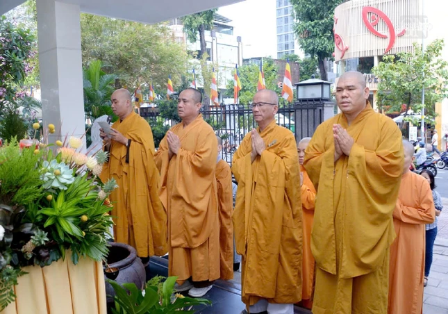 Lễ Tắm Phật được cử hành theo thông lệ hàng năm của Báo Giác Ngộ