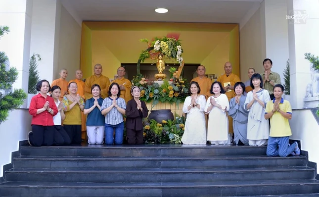 Chư tôn đức Ban Biên tập và Phật tử thuộc các phòng ban Báo Giác Ngộ lưu niệm nhân Đại lễ Phật đản Phật lịch 2570