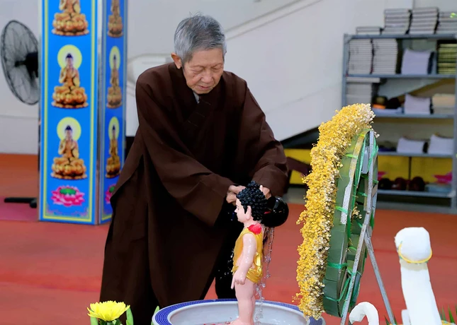 Phật tử thành kính rưới nước thơm Tắm Phật