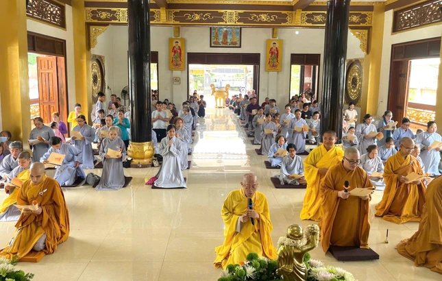 Chư Tăng, Phật tử chùa Phổ Quang trang nghiêm cử hành lễ Phật đản