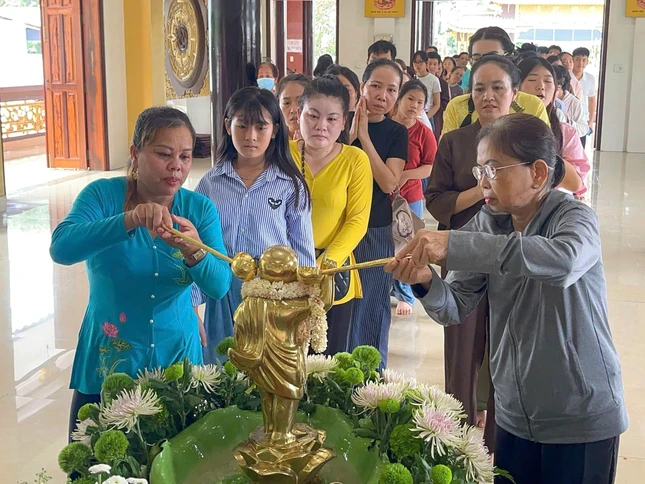 Phật tử cử hành lễ Tắm Phật trong không khí trang nghiêm và thanh tịnh