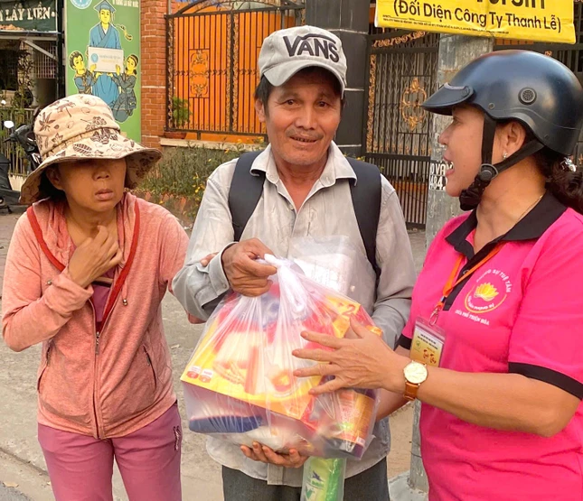 Tặng quà đến những người bán vé số có hoàn cảnh khó khăn nhân mùa Phật đản
