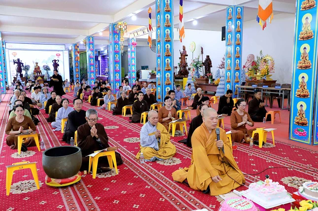 Thượng tọa Thích Chơn Phát hướng xướng lễ