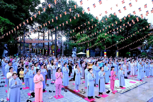 Đông đảo Phật tử tham dự lễ Tắm Phật tại tổ đình Hội Khánh