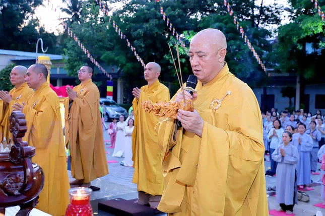 Hòa thượng Thích Huệ Thông dâng hương cúng dường