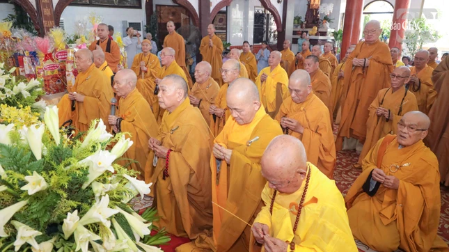 Chư tôn giáo phẩm dâng hương tưởng niệm