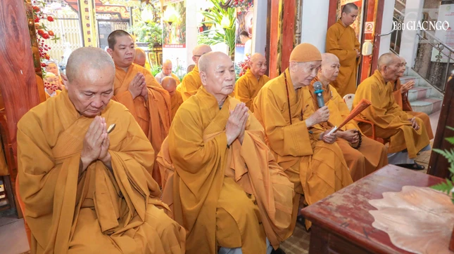 Trưởng lão Hòa thượng Thích Thanh Hùng, trụ trì tổ đình Phổ Quang dâng lời tác bạch