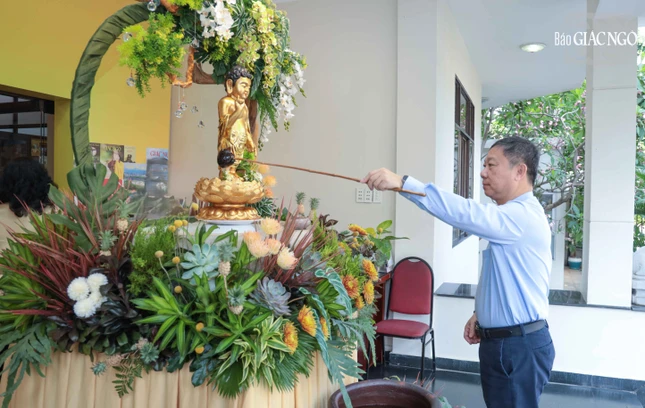 Trưởng ban Tuyên giáo và Dân vận Thành ủy TP.HCM thực hiện nghi thức Tắm Phật tại sảnh trụ sở tòa soạn trong mùa Phật đản Trưởng ban Tuyên giáo và Dân vận Thành ủy TP.HCM thực hiện nghi thức Tắm Phật tại sảnh trụ sở tòa soạn trong mùa Phật đản