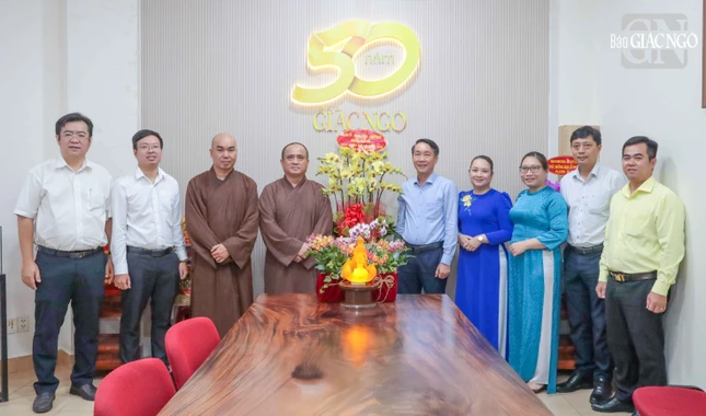 Tặng hoa chúc mừng Phật đản đến Báo Giác Ngộ Tặng hoa chúc mừng Phật đản đến Báo Giác Ngộ