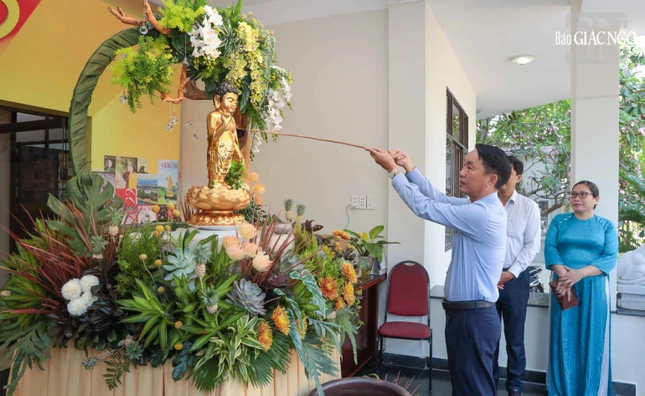 Phó Bí thư Thường trực Đảng ủy phường Xuân Hòa Nguyễn Đình Phát Tắm Phật tại lễ đài được thiết trí trong khuôn viên tòa soạn báo Phó Bí thư Thường trực Đảng ủy phường Xuân Hòa Nguyễn Đình Phát Tắm Phật tại lễ đài được thiết trí trong khuôn viên tòa soạn báo