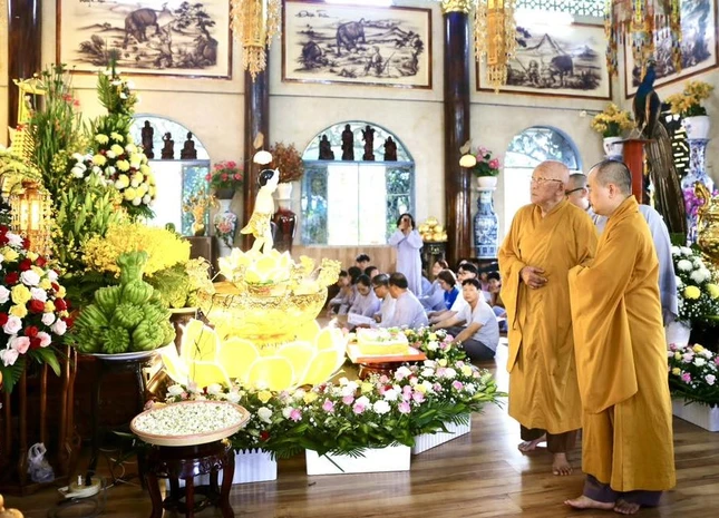 Ở tuổi 91, mặc dù sức khỏe khiếm an nhưng Trưởng lão Hòa thượng Thích Như Niệm vẫn quang lâm chánh điện thực hiện nghi lễ Tắm Phật