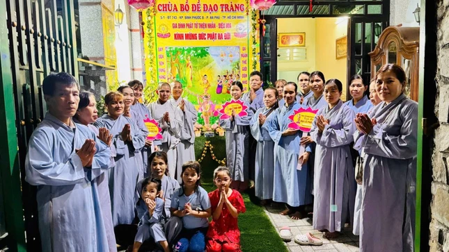 Niềm hoan hỷ của gia đình Phật tử Thiện Nhẫn - Diệu Hòa khi được thiết trí lễ đài tại tư gia kính mừng ngày Phật đản sanh Niềm hoan hỷ của gia đình Phật tử Thiện Nhẫn - Diệu Hòa khi được thiết trí lễ đài tại tư gia kính mừng ngày Phật đản sanh